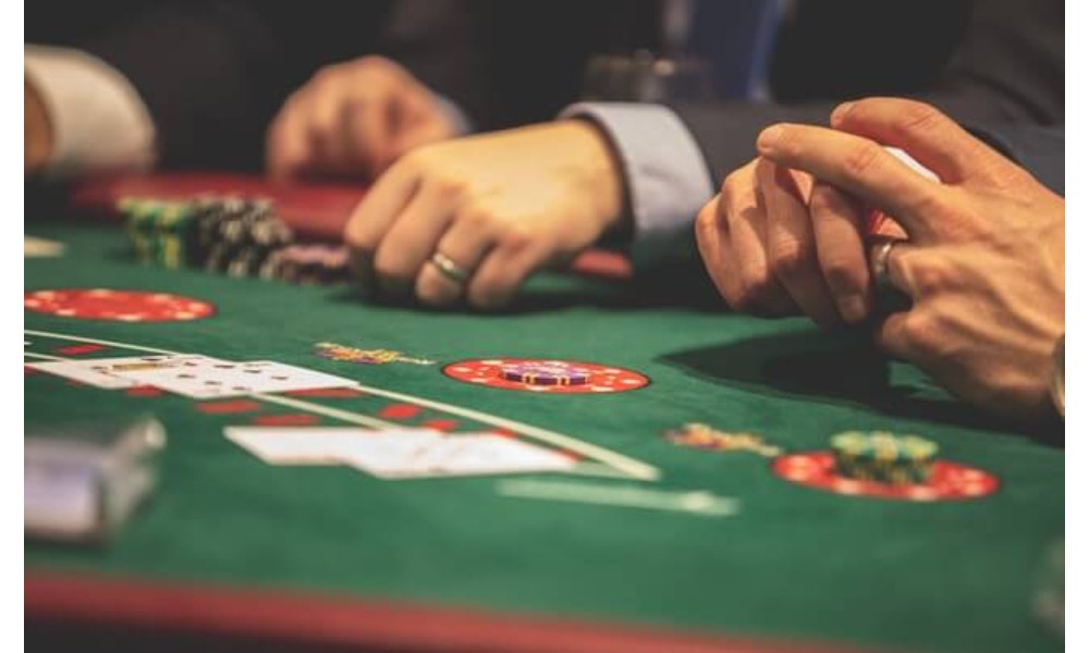 How do baccarat tables present fortune six results after rounds?